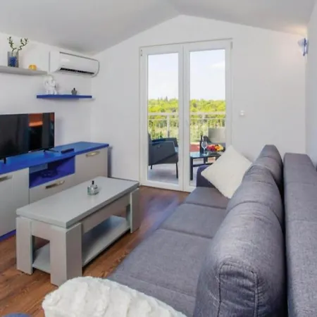 Apartment Grljusic - One Bedroom 208 Makarska